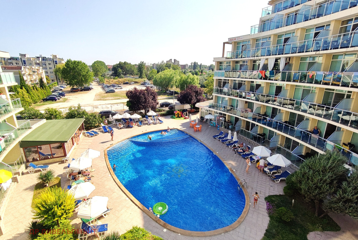 tristaen-apartament-95-kvm-pod-naem-kompleks-sani-holidey-nesebar-basein-parking-6 Кухня с пълна техника и работен плот