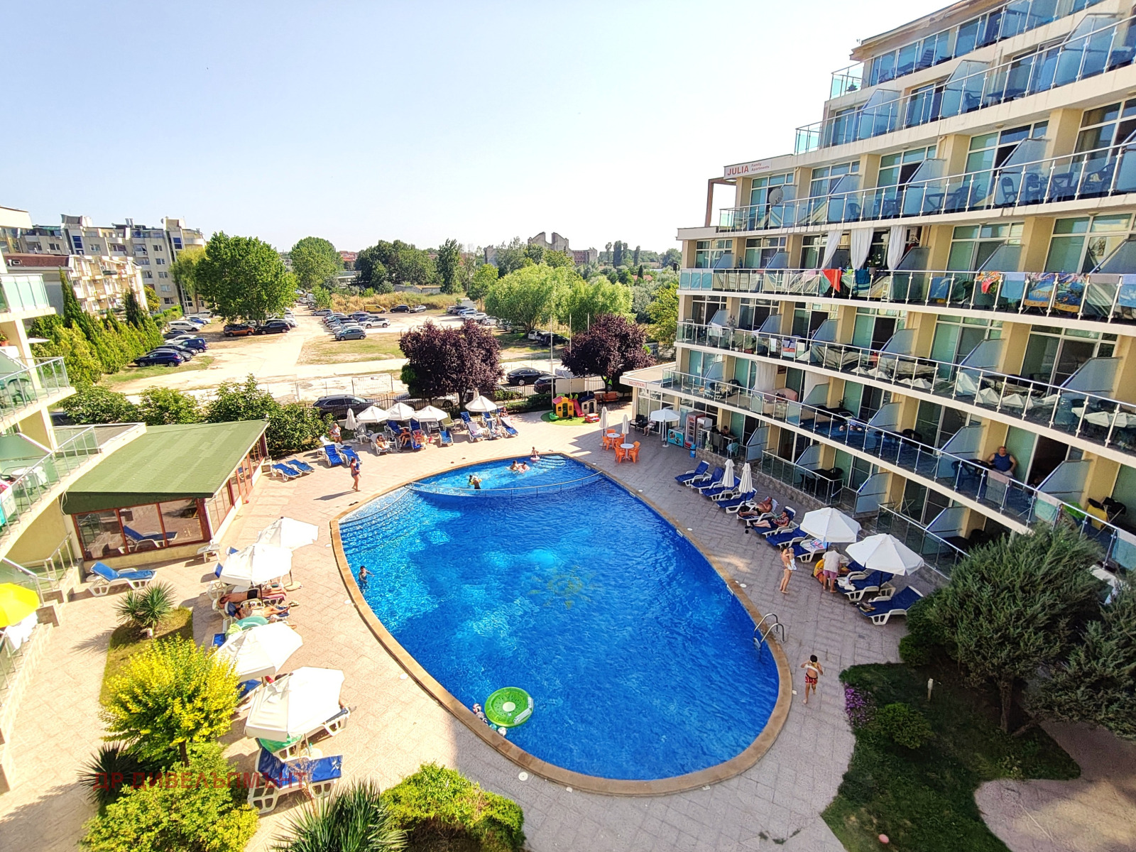 tristaen-apartament-95-kvm-pod-naem-kompleks-sani-holidey-nesebar-basein-parking-6 Кухня с пълна техника и работен плот