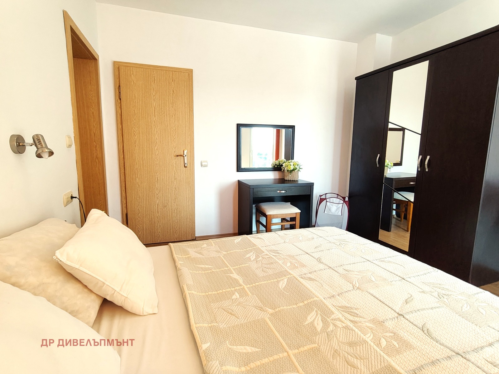 tristaen-apartament-95-kvm-pod-naem-kompleks-sani-holidey-nesebar-basein-parking-8 Тристаен апартамент 95 кв.м. под наем в Комплекс Съни Холидей | Басейн и Паркинг