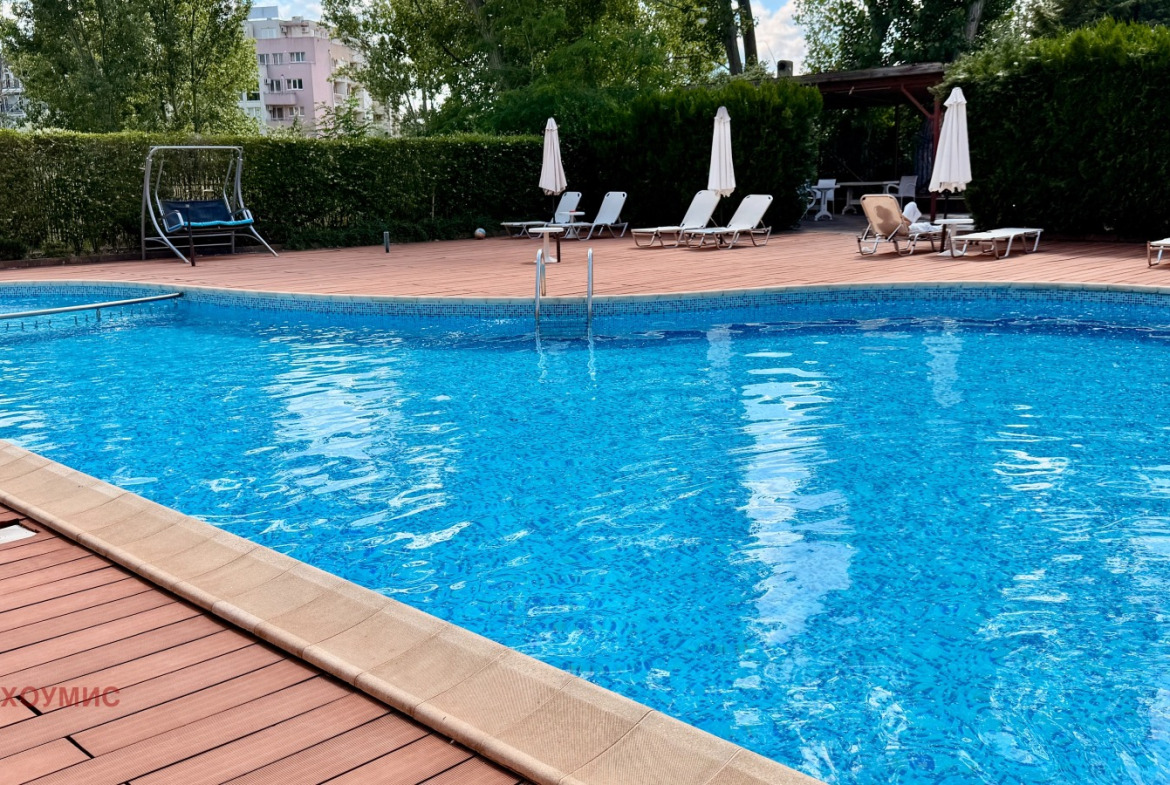 dvustaen-apartament-60-kv-m-prodava-se-slanchev-bryag-vtor-etazh-2 Олимпийски басейн с шезлонги и чадъри