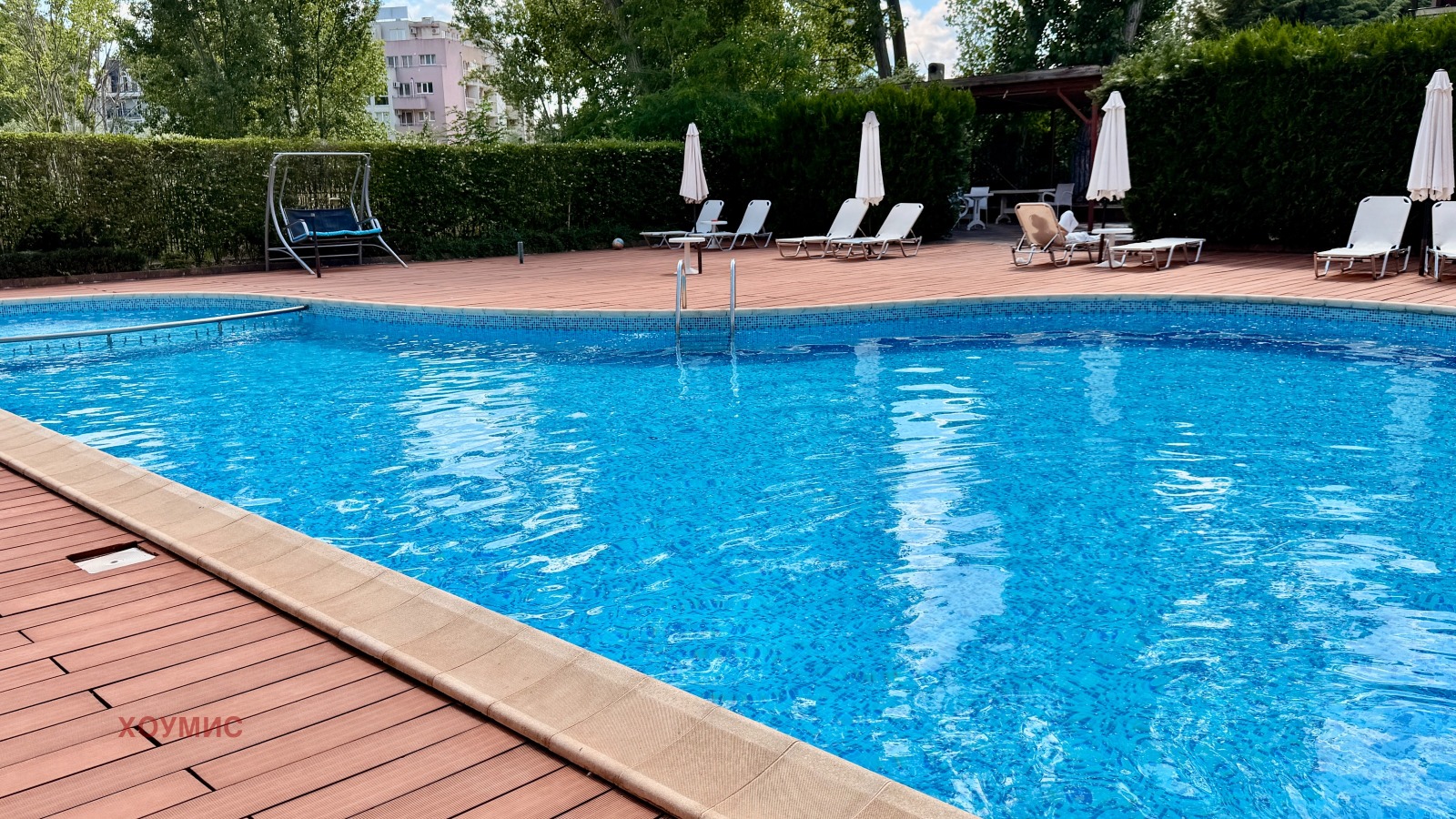 dvustaen-apartament-60-kv-m-prodava-se-slanchev-bryag-vtor-etazh-2 Олимпийски басейн с шезлонги и чадъри