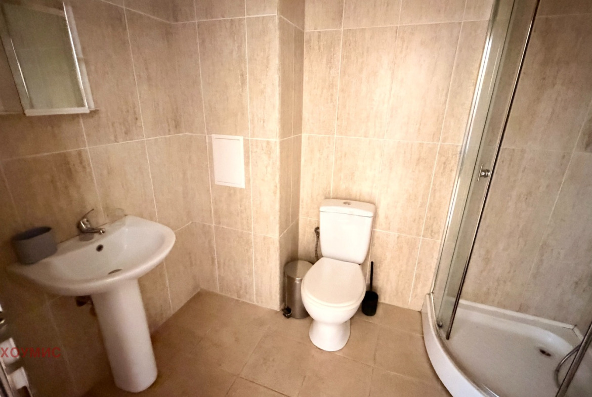 dvustaen-apartament-60-kv-m-prodava-se-slanchev-bryag-vtor-etazh-4 Баня с душ кабина и мивка