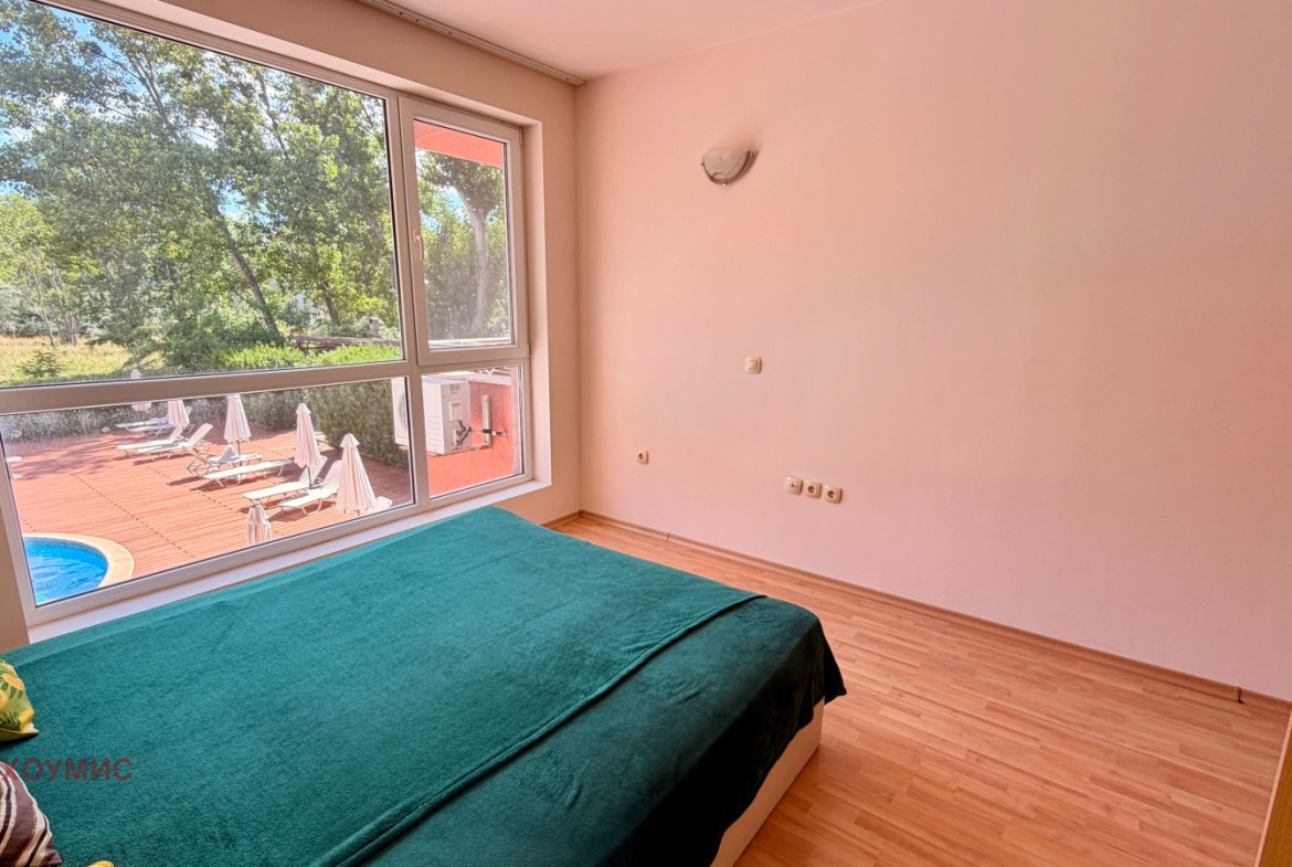 dvustaen-apartament-60-kv-m-prodava-se-slanchev-bryag-vtor-etazh-5 Втора спалня с зелено легло и прозорец