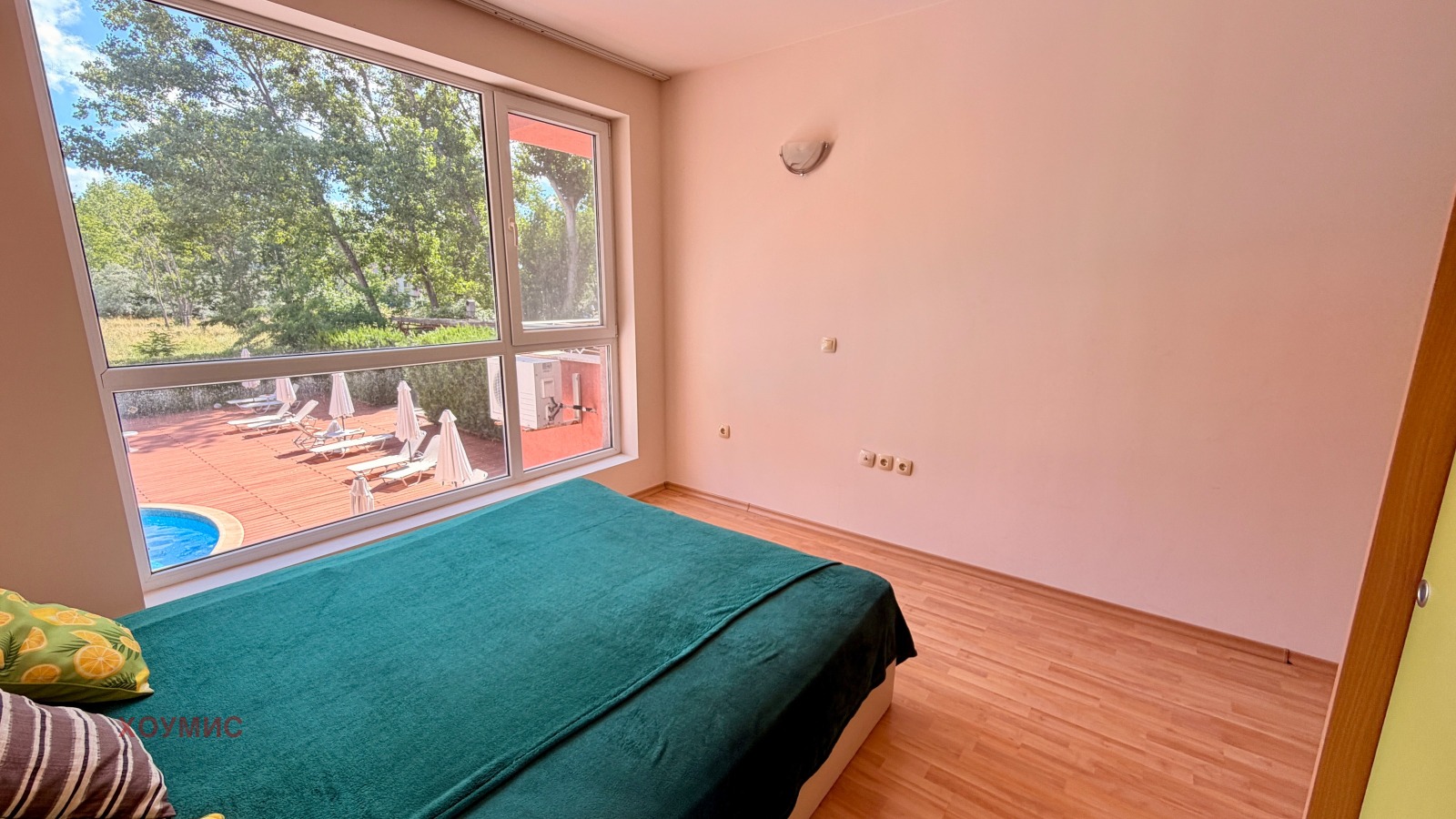 dvustaen-apartament-60-kv-m-prodava-se-slanchev-bryag-vtor-etazh-5 Втора спалня с зелено легло и прозорец
