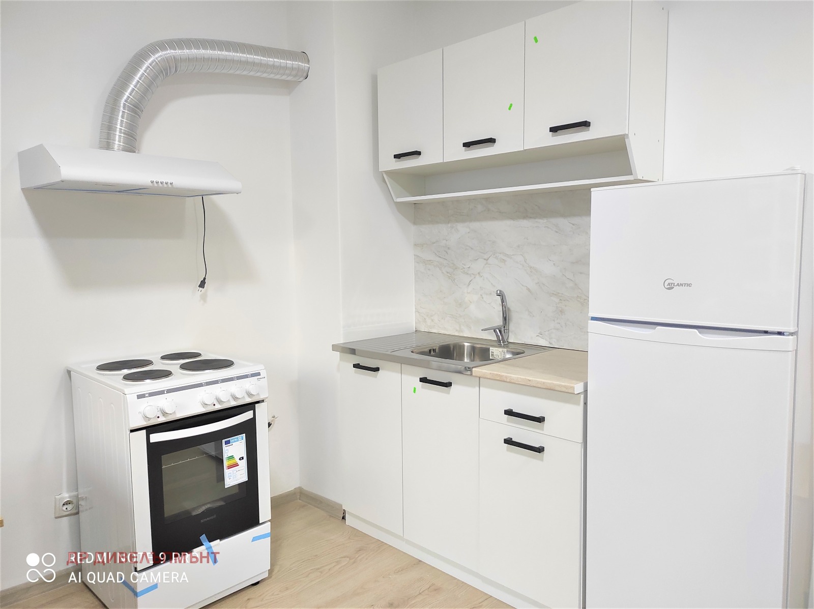 dvustaen-apartament-60-kvm-pod-naem-malinova-dolina-napalno-obzaveden-2 Малка кухня с бели шкафове и електроуреди