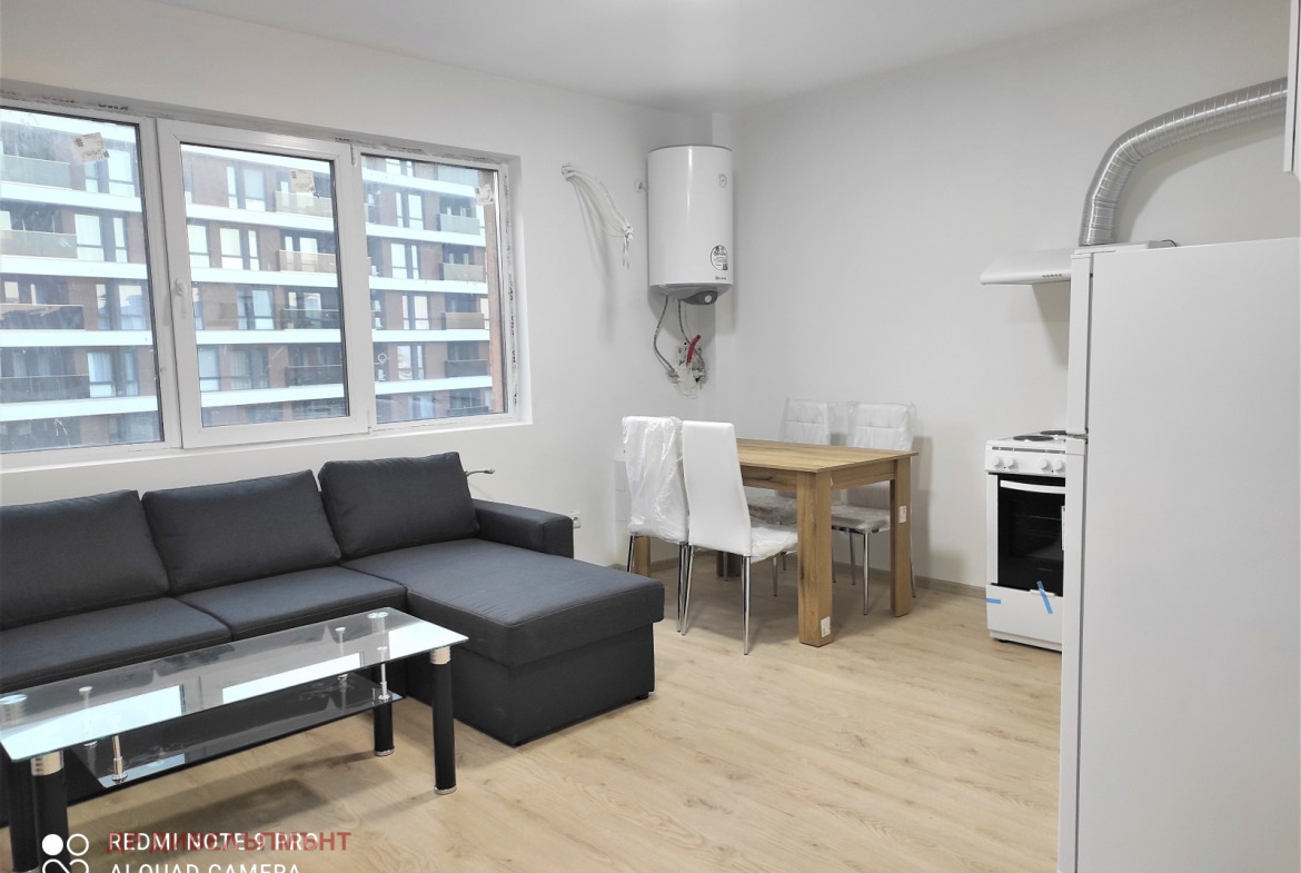 dvustaen-apartament-60-kvm-pod-naem-malinova-dolina-napalno-obzaveden-3 Дневна с черен диван и трапезария