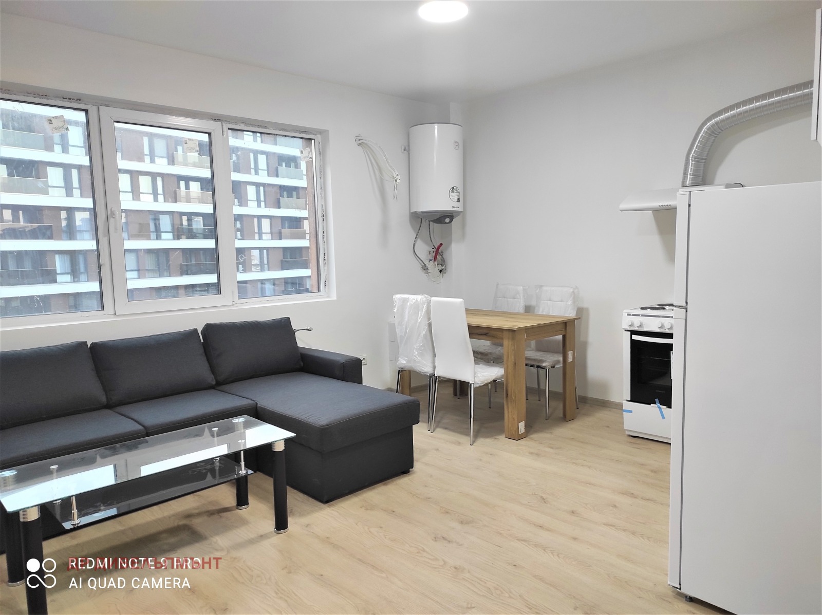 dvustaen-apartament-60-kvm-pod-naem-malinova-dolina-napalno-obzaveden-3 Дневна с черен диван и трапезария
