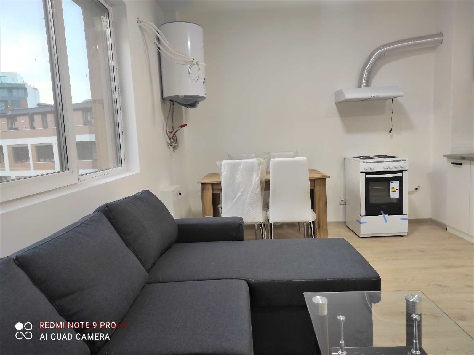 dvustaen-apartament-60-kvm-pod-naem-malinova-dolina-napalno-obzaveden-6 Обзорна снимка на живото пространство