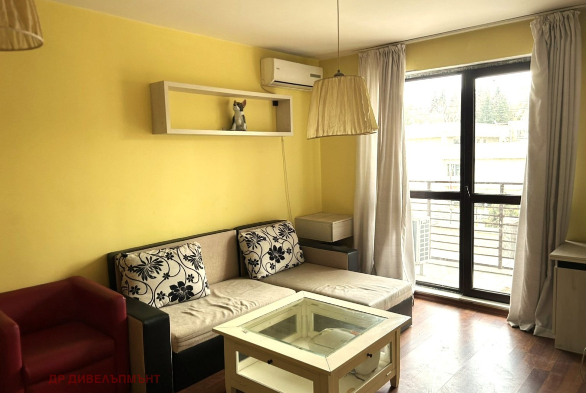 dvustaen-apartament-62-kvm-pod-naem-vitosha-bul-simeonovsko-shose-3 Удобна зона за сядане с червен диван и маса