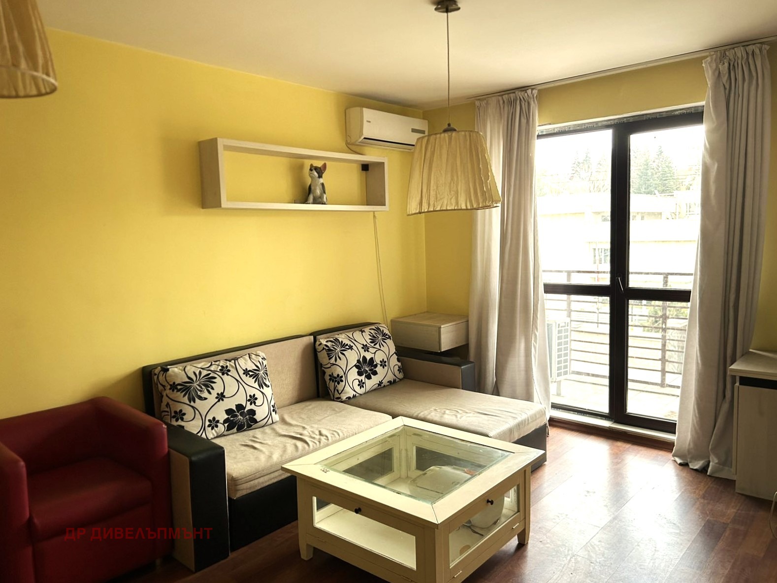 dvustaen-apartament-62-kvm-pod-naem-vitosha-bul-simeonovsko-shose-3 Удобна зона за сядане с червен диван и маса