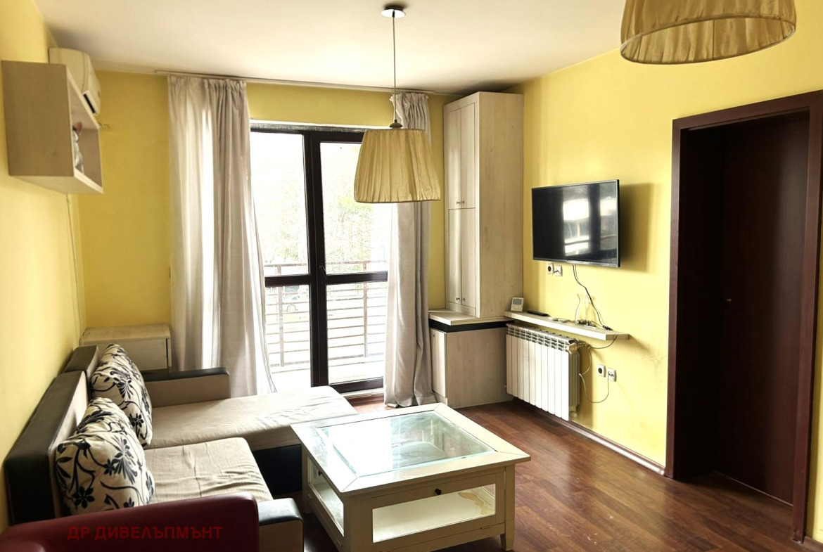 dvustaen-apartament-62-kvm-pod-naem-vitosha-bul-simeonovsko-shose-4 Спално пространство с жълти стени и балконен достъп