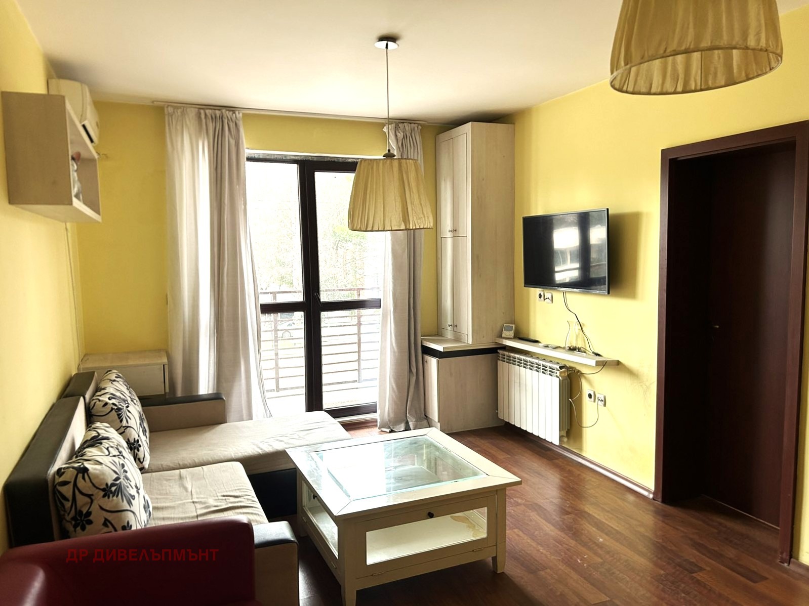 dvustaen-apartament-62-kvm-pod-naem-vitosha-bul-simeonovsko-shose-4 Спално пространство с жълти стени и балконен достъп