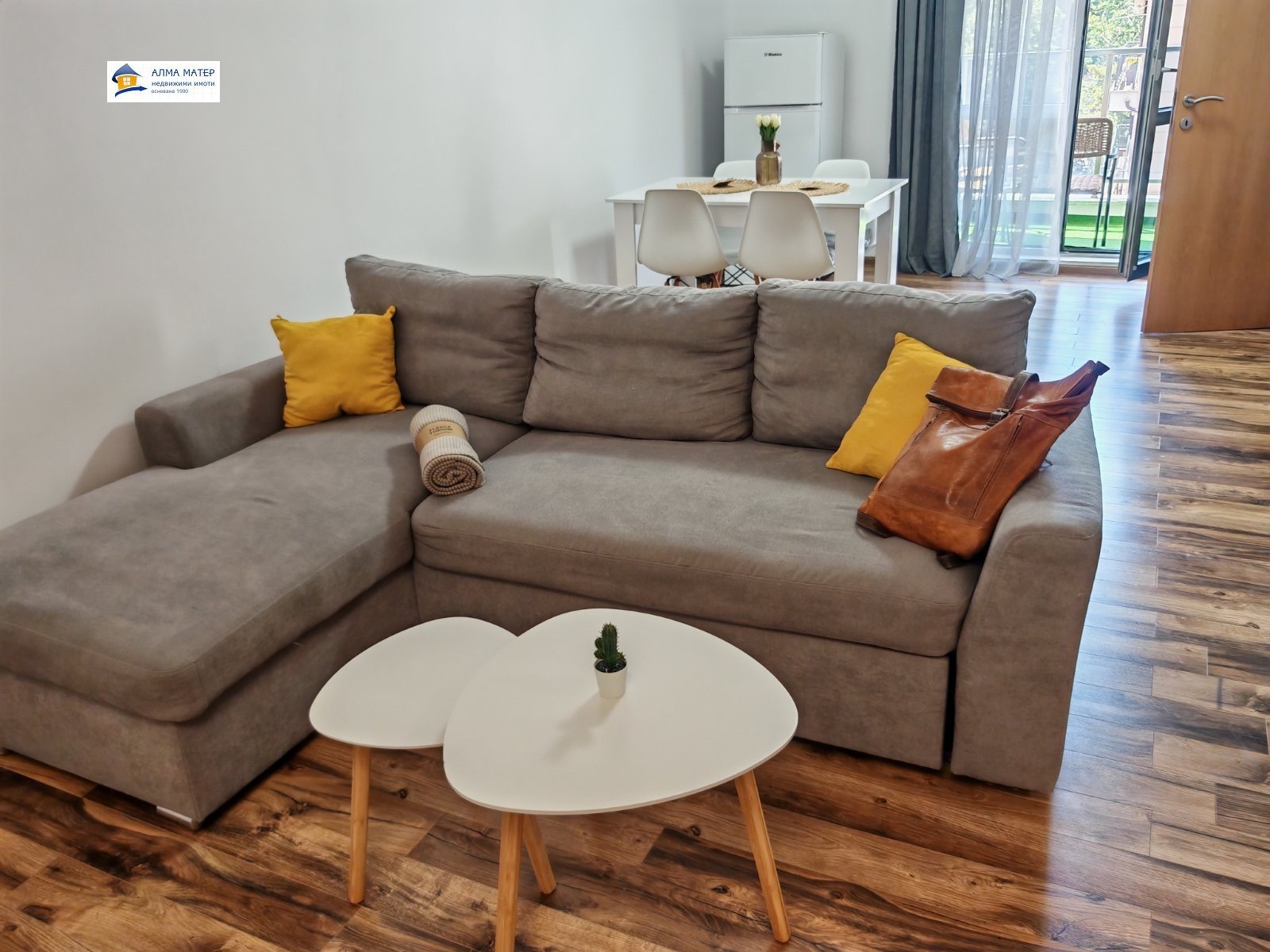 dvustaen-apartament-73-sqm-pod-naem-tsentar-sofia-balkon-vitosha-1 Модерен хол с сив ъглов диван и жълти възглавници