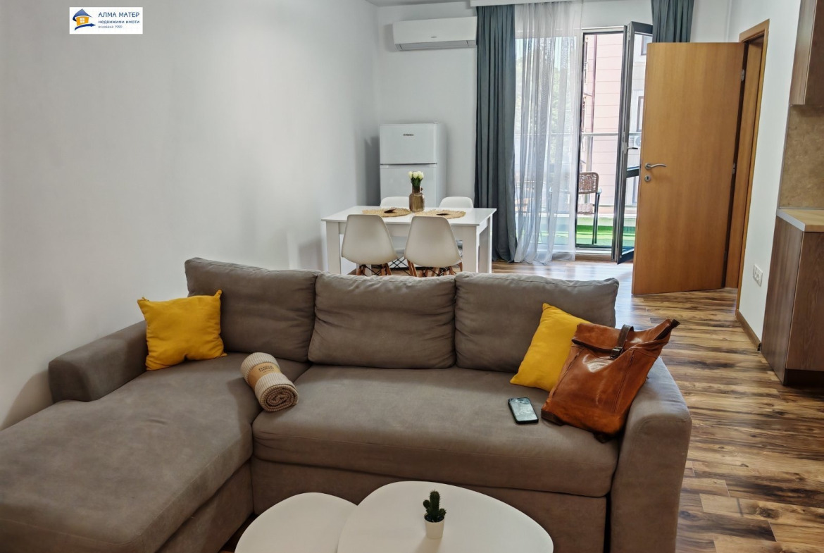 dvustaen-apartament-73-sqm-pod-naem-tsentar-sofia-balkon-vitosha-2 Кухня с хладилник, бяла маса и дизайнерски столове