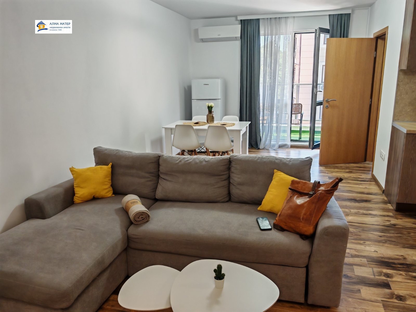 dvustaen-apartament-73-sqm-pod-naem-tsentar-sofia-balkon-vitosha-2 Кухня с хладилник, бяла маса и дизайнерски столове