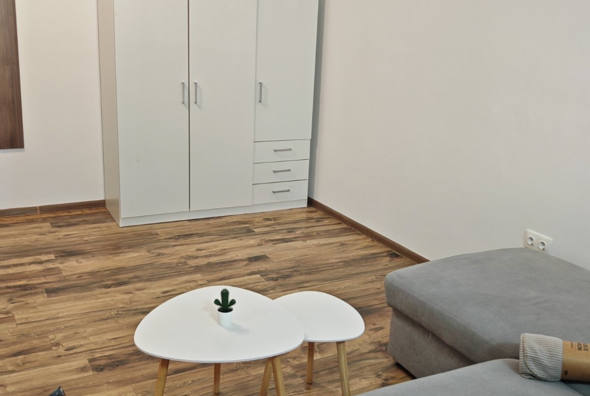 dvustaen-apartament-73-sqm-pod-naem-tsentar-sofia-balkon-vitosha-3 Спалня с бял гардероб и дървен паркет