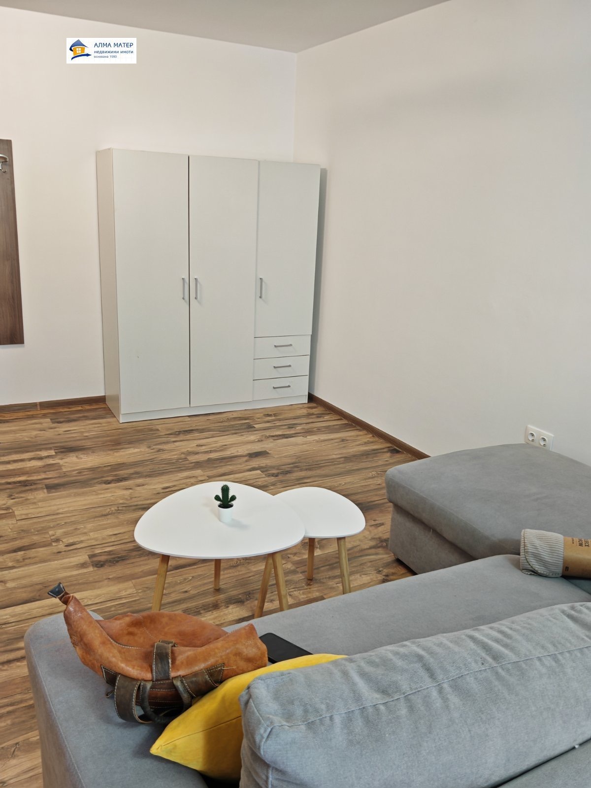 dvustaen-apartament-73-sqm-pod-naem-tsentar-sofia-balkon-vitosha-3 Спалня с бял гардероб и дървен паркет