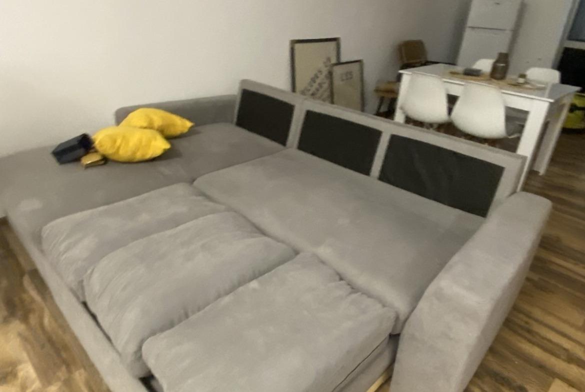 dvustaen-apartament-73-sqm-pod-naem-tsentar-sofia-balkon-vitosha-4 Бяла маса със светлина и кактус в хола
