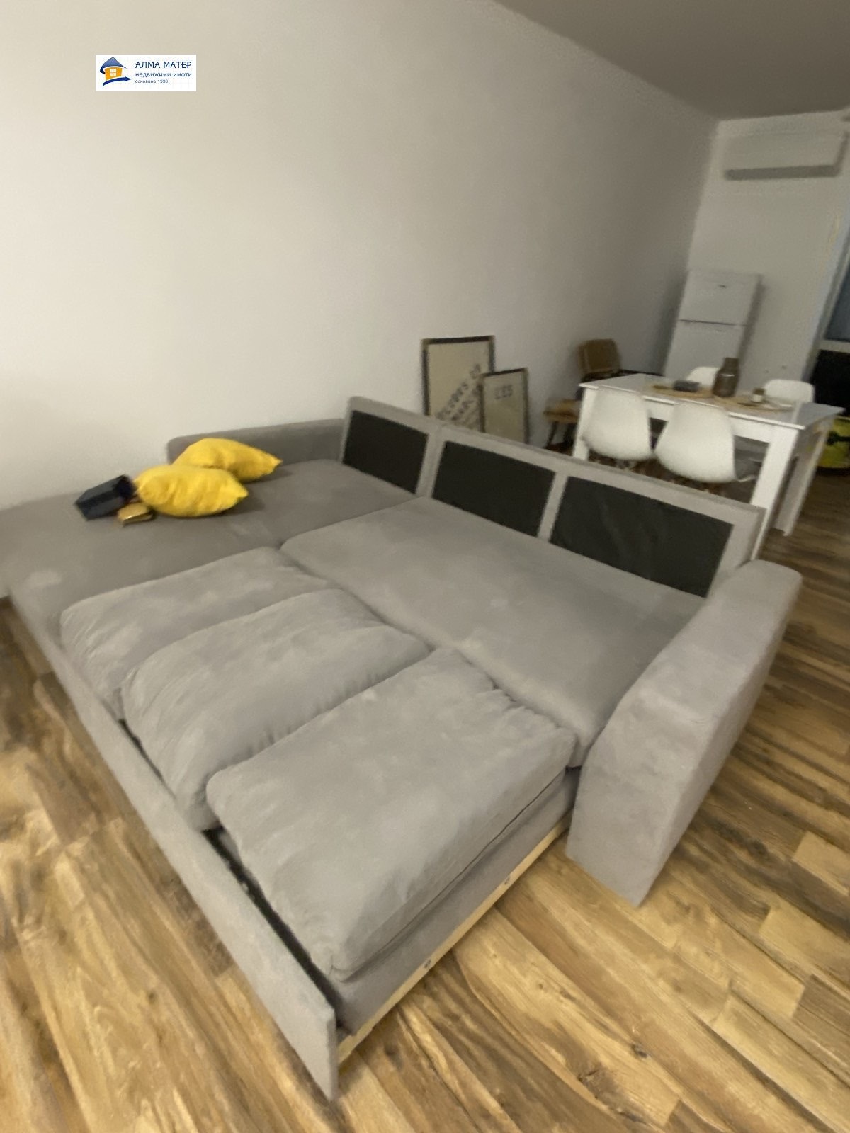dvustaen-apartament-73-sqm-pod-naem-tsentar-sofia-balkon-vitosha-4 Бяла маса със светлина и кактус в хола