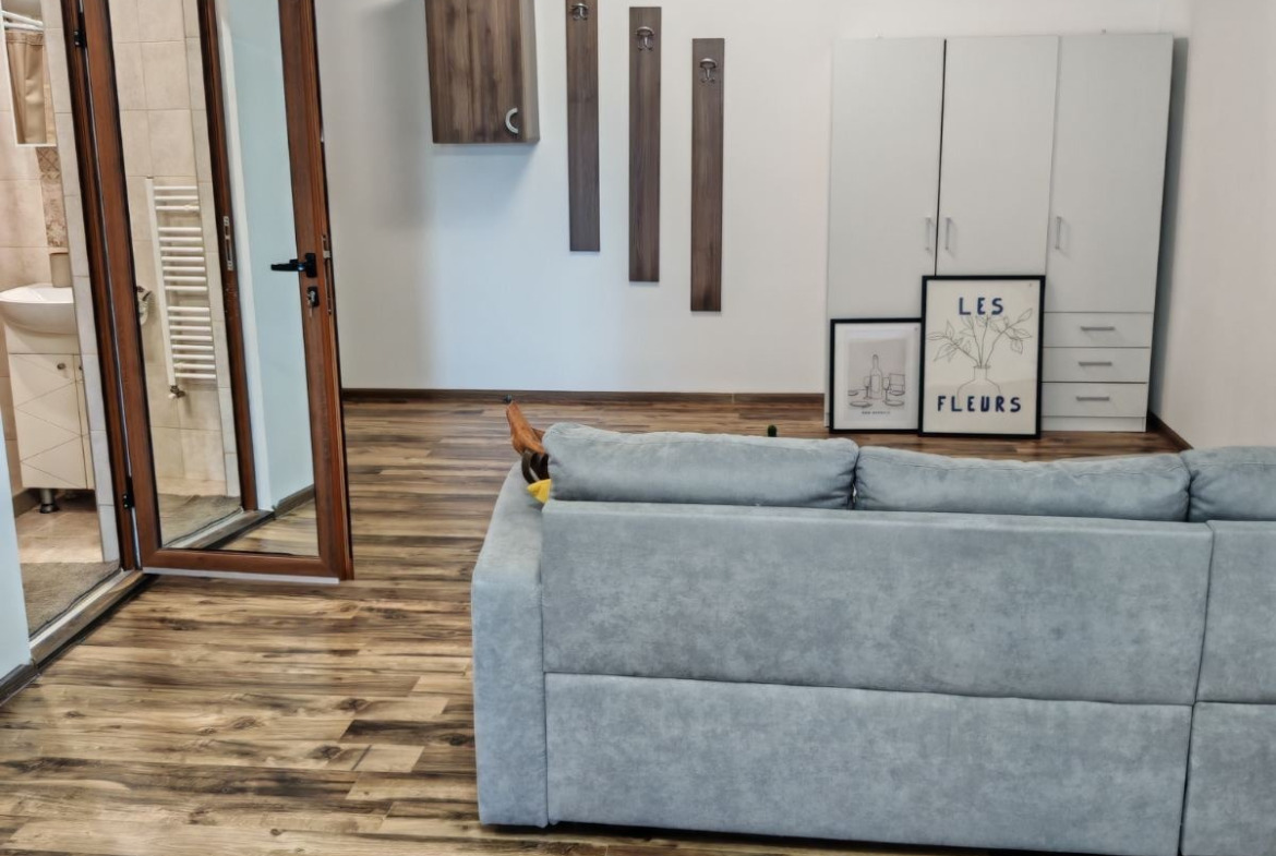dvustaen-apartament-73-sqm-pod-naem-tsentar-sofia-balkon-vitosha-5 Съседна спалня с бял гардероб и мебели за съхранение