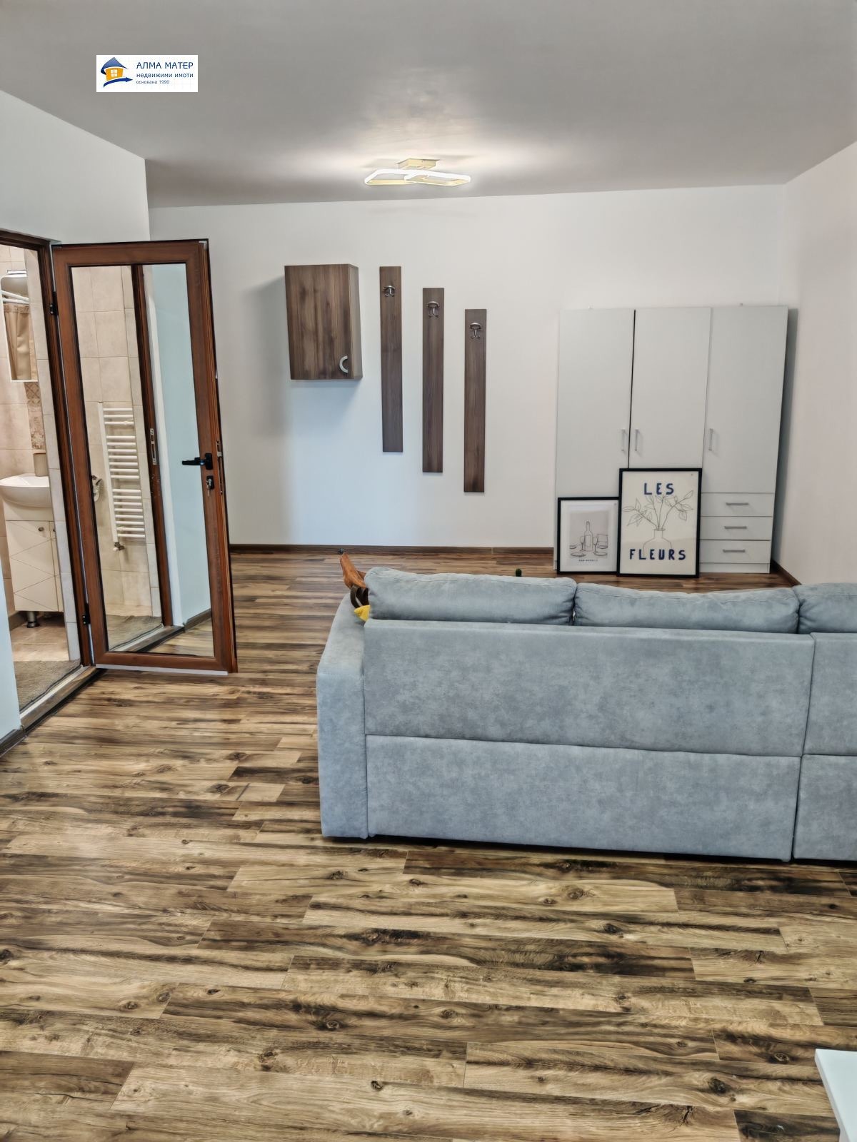 dvustaen-apartament-73-sqm-pod-naem-tsentar-sofia-balkon-vitosha-5 Съседна спалня с бял гардероб и мебели за съхранение
