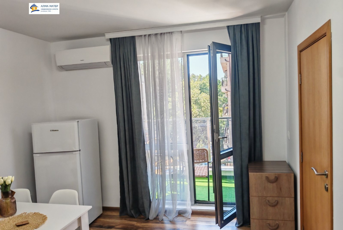 dvustaen-apartament-73-sqm-pod-naem-tsentar-sofia-balkon-vitosha-6 Модерен апартамент с лам паркет и минималистичен дизайн