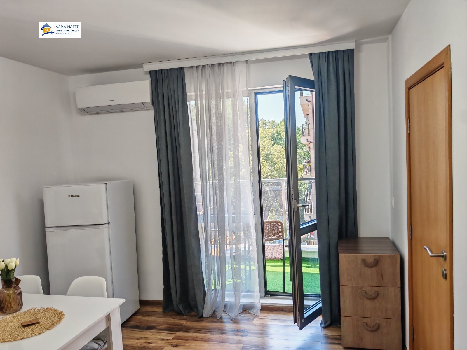dvustaen-apartament-73-sqm-pod-naem-tsentar-sofia-balkon-vitosha-6 Модерен апартамент с лам паркет и минималистичен дизайн