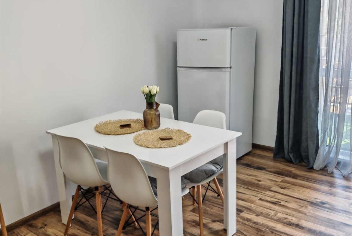 dvustaen-apartament-73-sqm-pod-naem-tsentar-sofia-balkon-vitosha-7 Обзорен поглед към хол с достъп на балкон