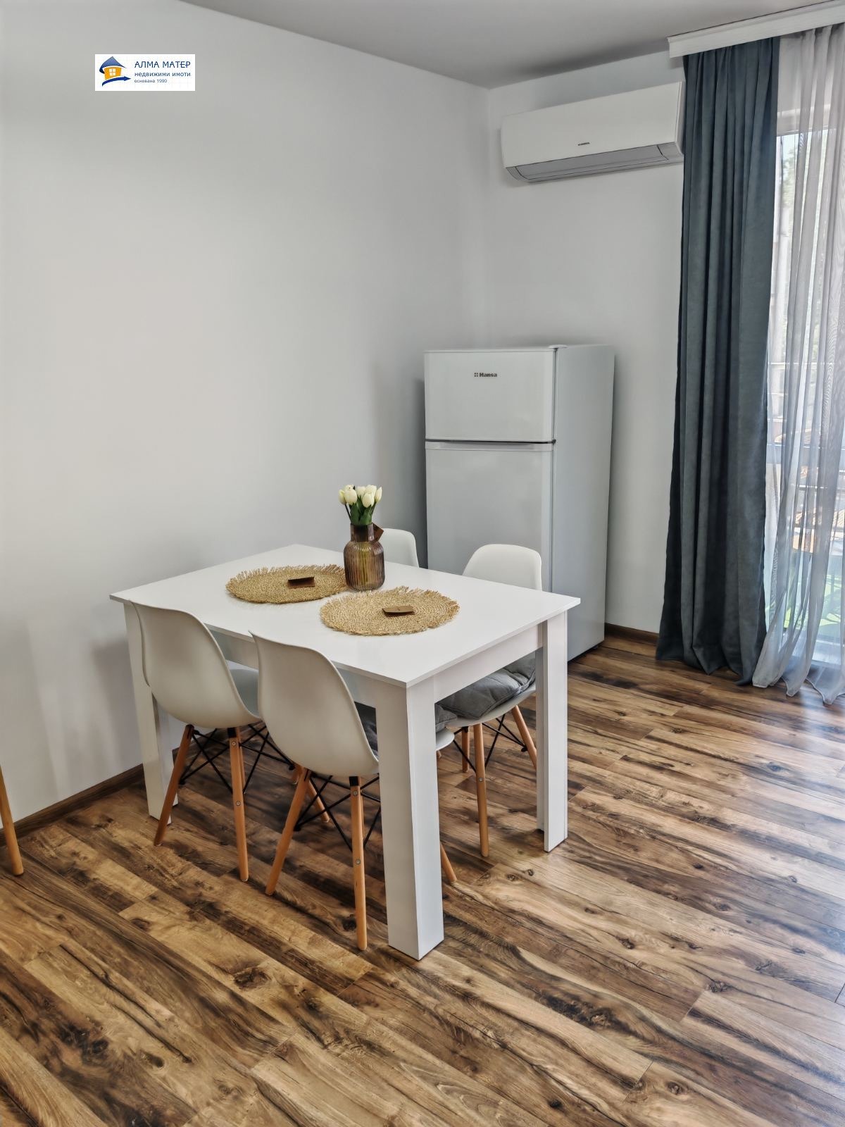 dvustaen-apartament-73-sqm-pod-naem-tsentar-sofia-balkon-vitosha-7 Обзорен поглед към хол с достъп на балкон