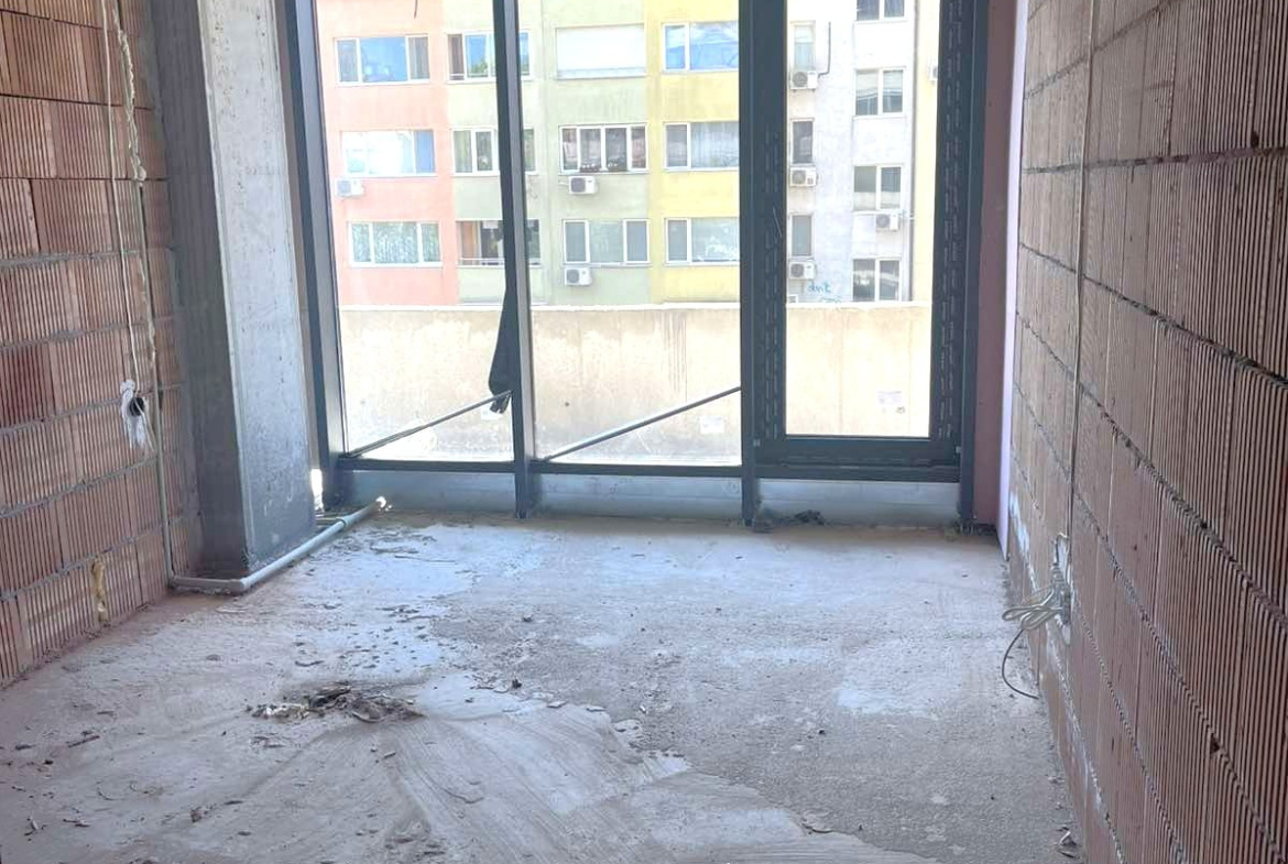 Балкон с панорамна гледка към многоетажните жилища