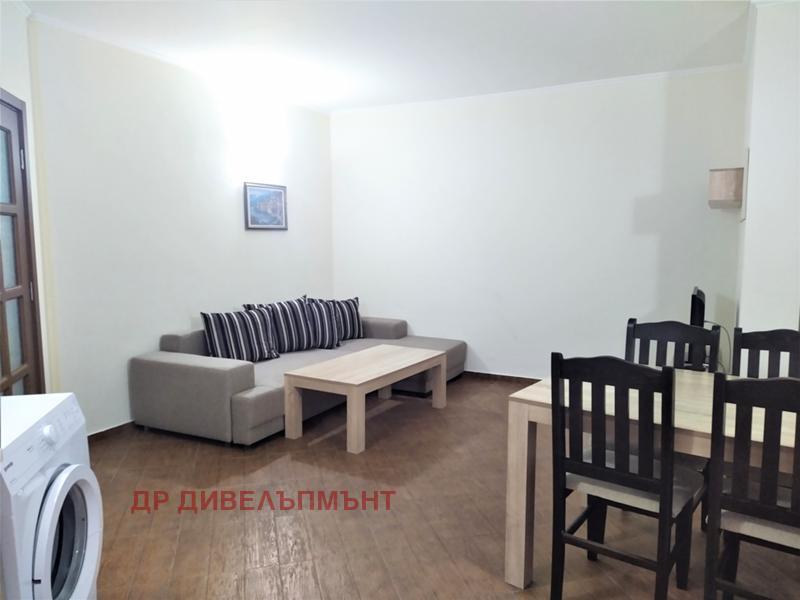 dvustaen-apartament-89-kvm-pod-naem-perla-nesebar-purva-liniya-more-3 Трапезария с черни столове и дневна зона