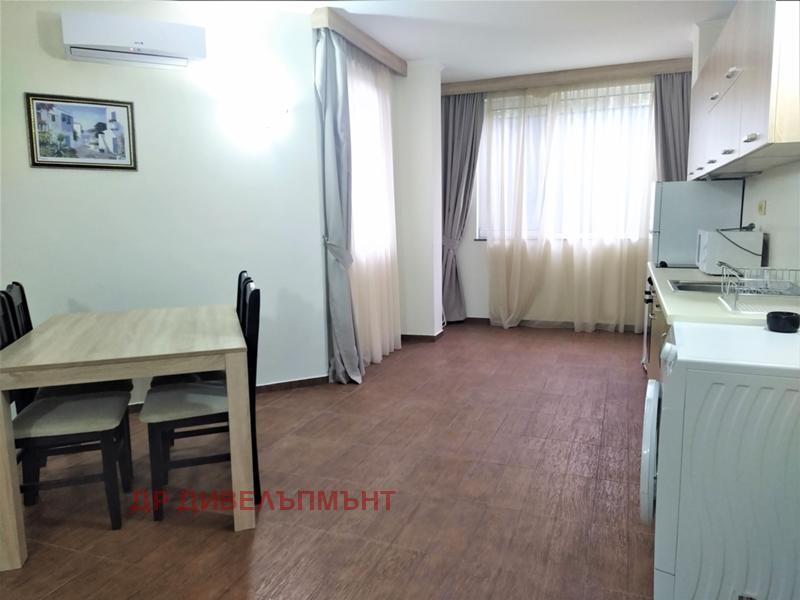 dvustaen-apartament-89-kvm-pod-naem-perla-nesebar-purva-liniya-more-5 Просторен апартамент с кухня, хол и трапезария