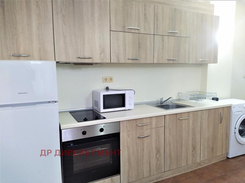 dvustaen-apartament-89-kvm-pod-naem-perla-nesebar-purva-liniya-more-6 Светло помещение с кухненски уреди и мебели