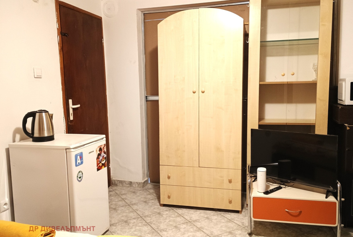 Дневна с кожен диван и декоративни възглавници