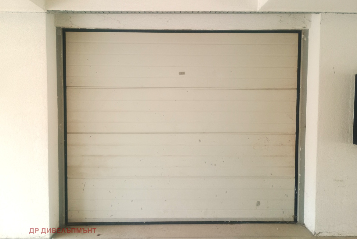 garazh-25-kvm-pod-naem-suhata-reka-ul-samodivets-novo-stroitelstvo-3 Гаражна врата със светъл панелен дизайн
