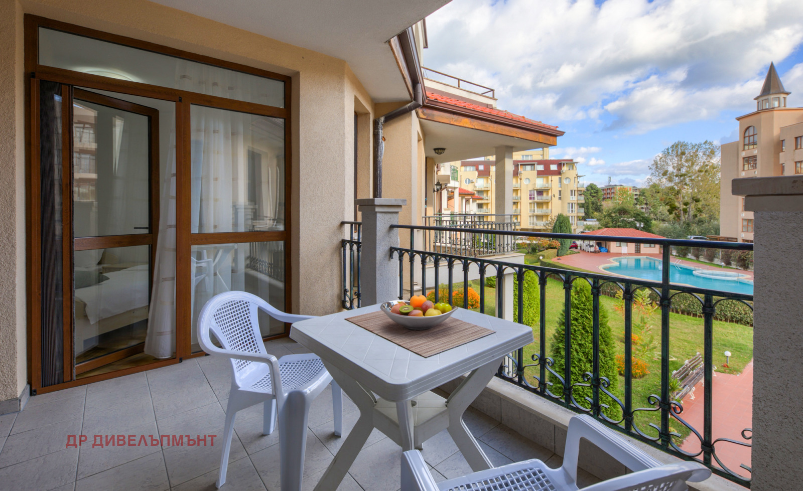mnogostaen-apartament-122-kvm-pod-naem-nesebar-kompleks-arkadiya-1 Балкон с маса, столове и изглед към басейн