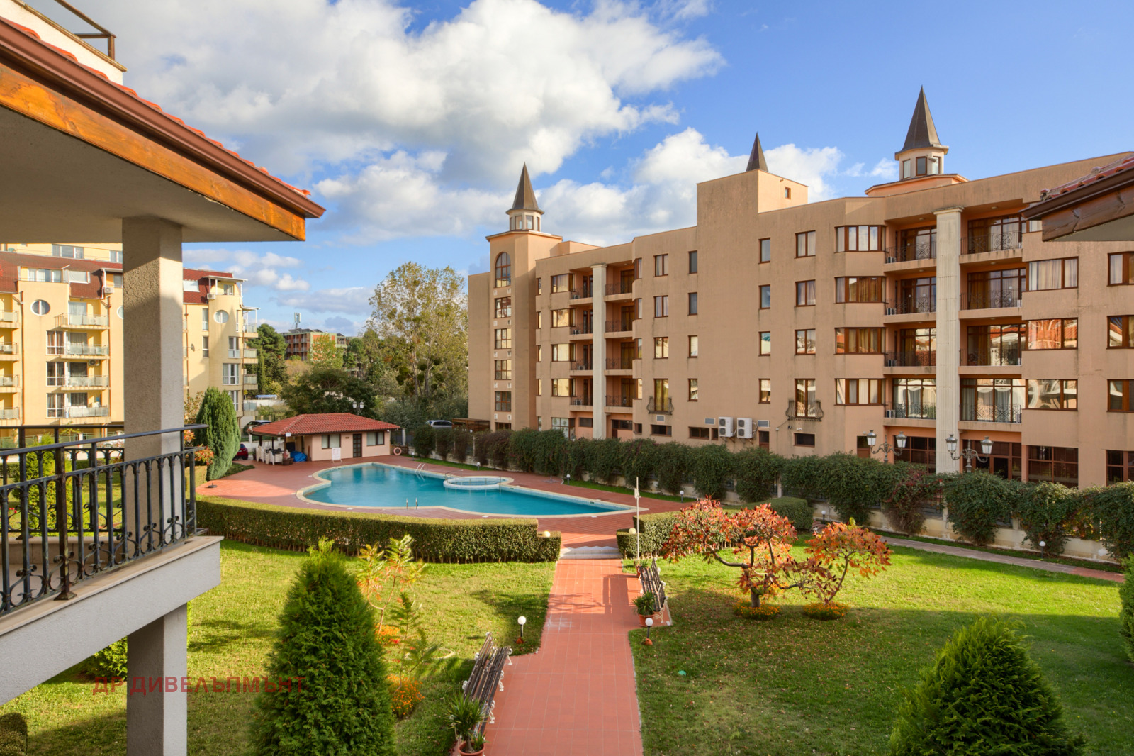 mnogostaen-apartament-122-kvm-pod-naem-nesebar-kompleks-arkadiya-2 Комплекс със басейн, озеленяване и жилищни блокове