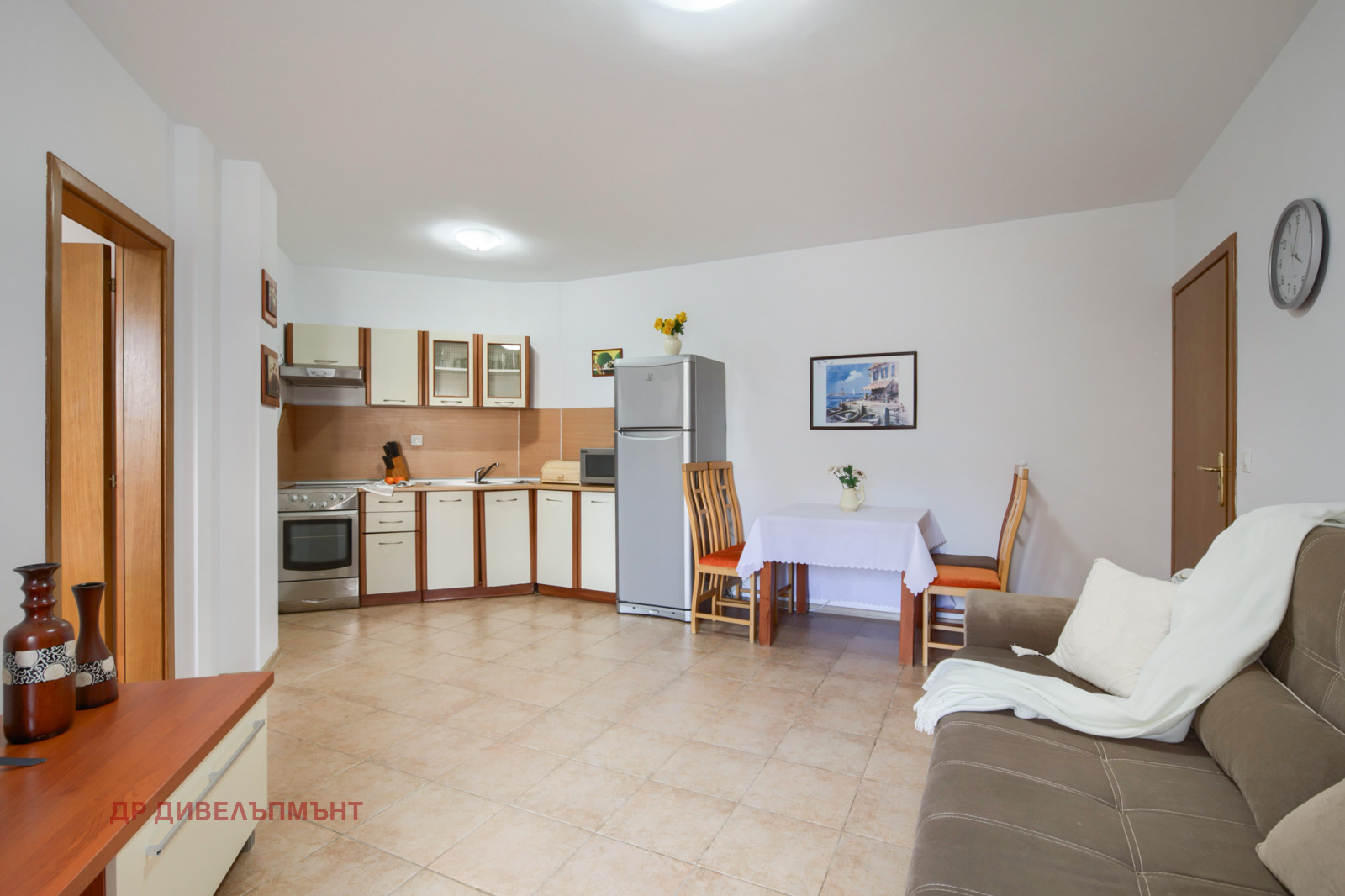 mnogostaen-apartament-122-kvm-pod-naem-nesebar-kompleks-arkadiya-3 Кухня и всекидневна с мебели и техника