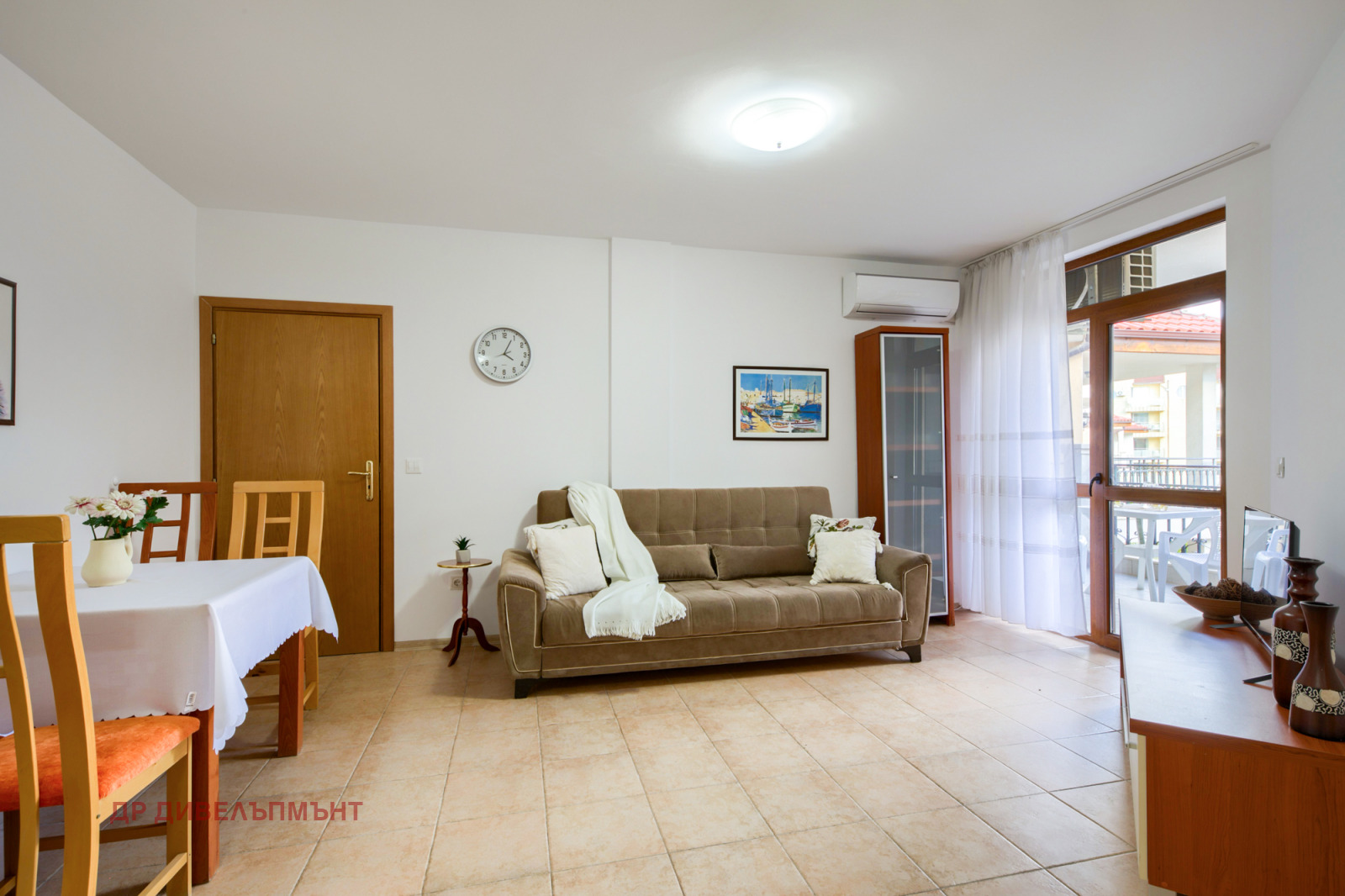 mnogostaen-apartament-122-kvm-pod-naem-nesebar-kompleks-arkadiya-4 Просторна дневна с диван и балконска врата