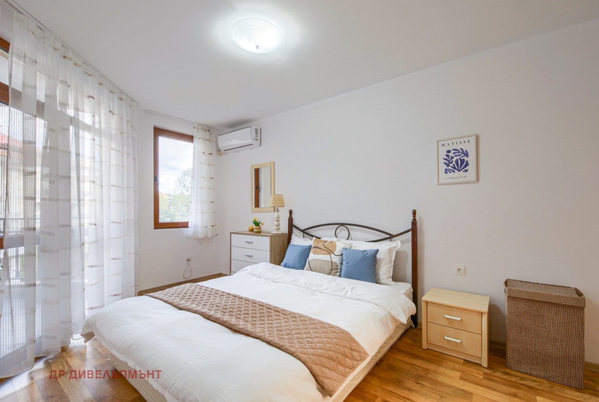 mnogostaen-apartament-122-kvm-pod-naem-nesebar-kompleks-arkadiya-5 Спална стая с двойно легло и естествена светлина
