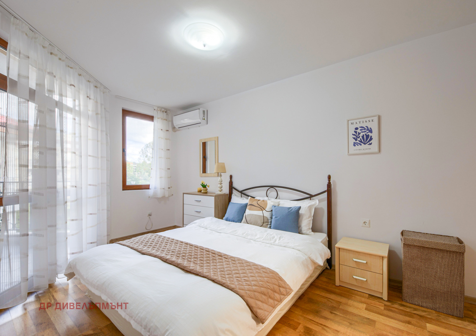 mnogostaen-apartament-122-kvm-pod-naem-nesebar-kompleks-arkadiya-5 Спална стая с двойно легло и естествена светлина