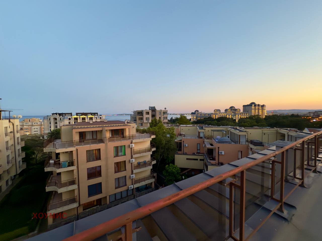 mnogostaen-apartament-295-kvm-prodava-sveti-vlas-panoramna-gledka-1 Луксозен джакузи на тераса със морска панорама