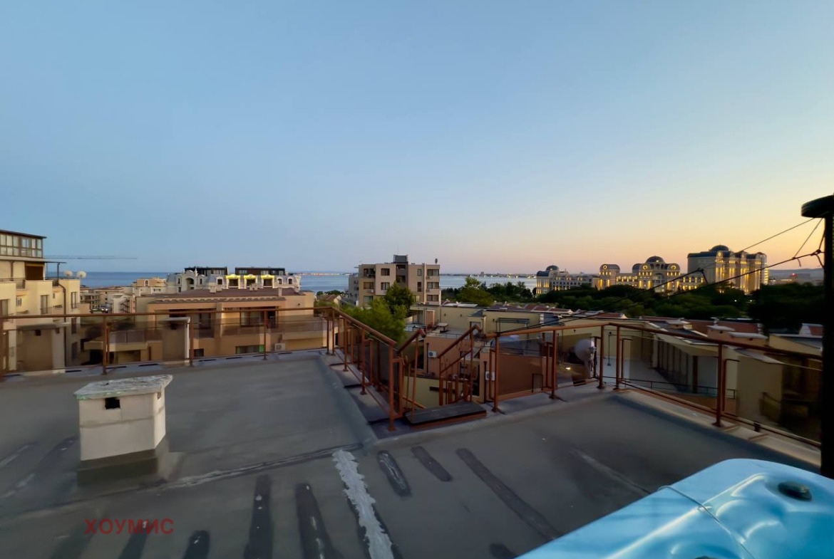 mnogostaen-apartament-295-kvm-prodava-sveti-vlas-panoramna-gledka-2 Апартамент с вид към морето и осветени вили