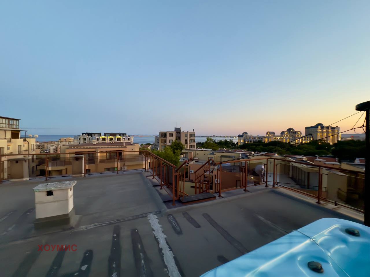 mnogostaen-apartament-295-kvm-prodava-sveti-vlas-panoramna-gledka-2 Апартамент с вид към морето и осветени вили