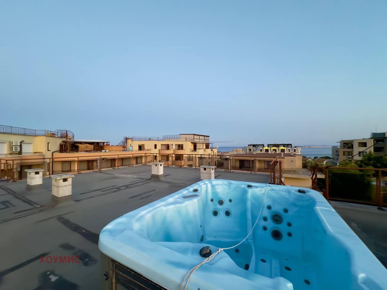 mnogostaen-apartament-295-kvm-prodava-sveti-vlas-panoramna-gledka-5 Джакузи на тераса при залез слънце над水