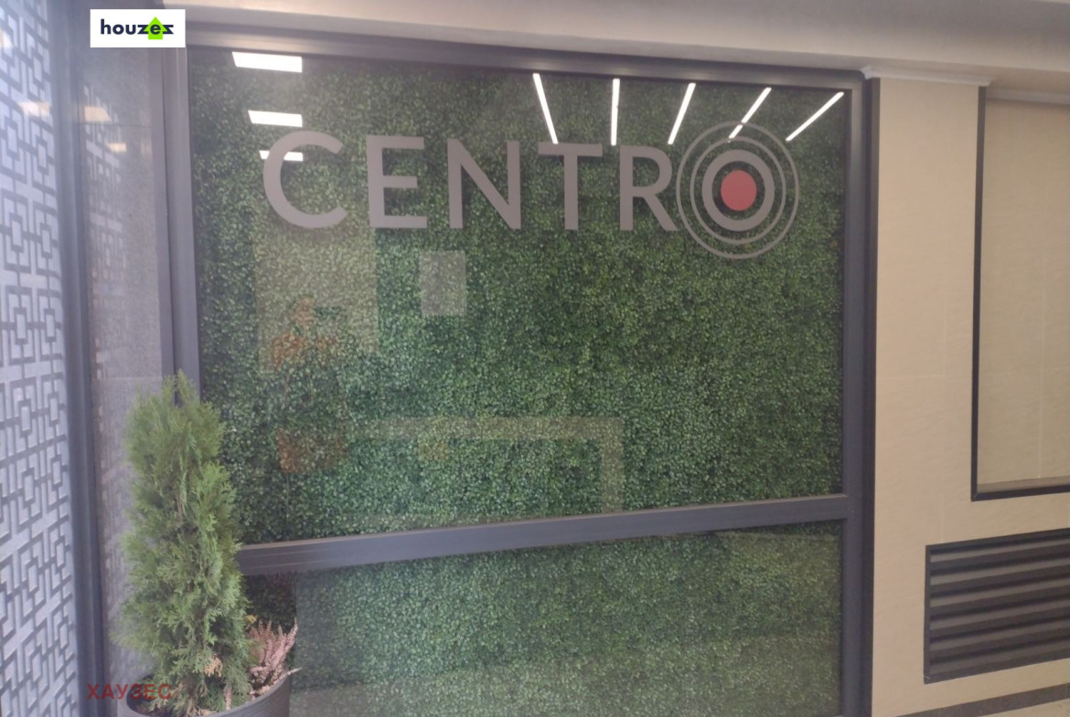 Зелена стена със логото CENTRO на офис входа