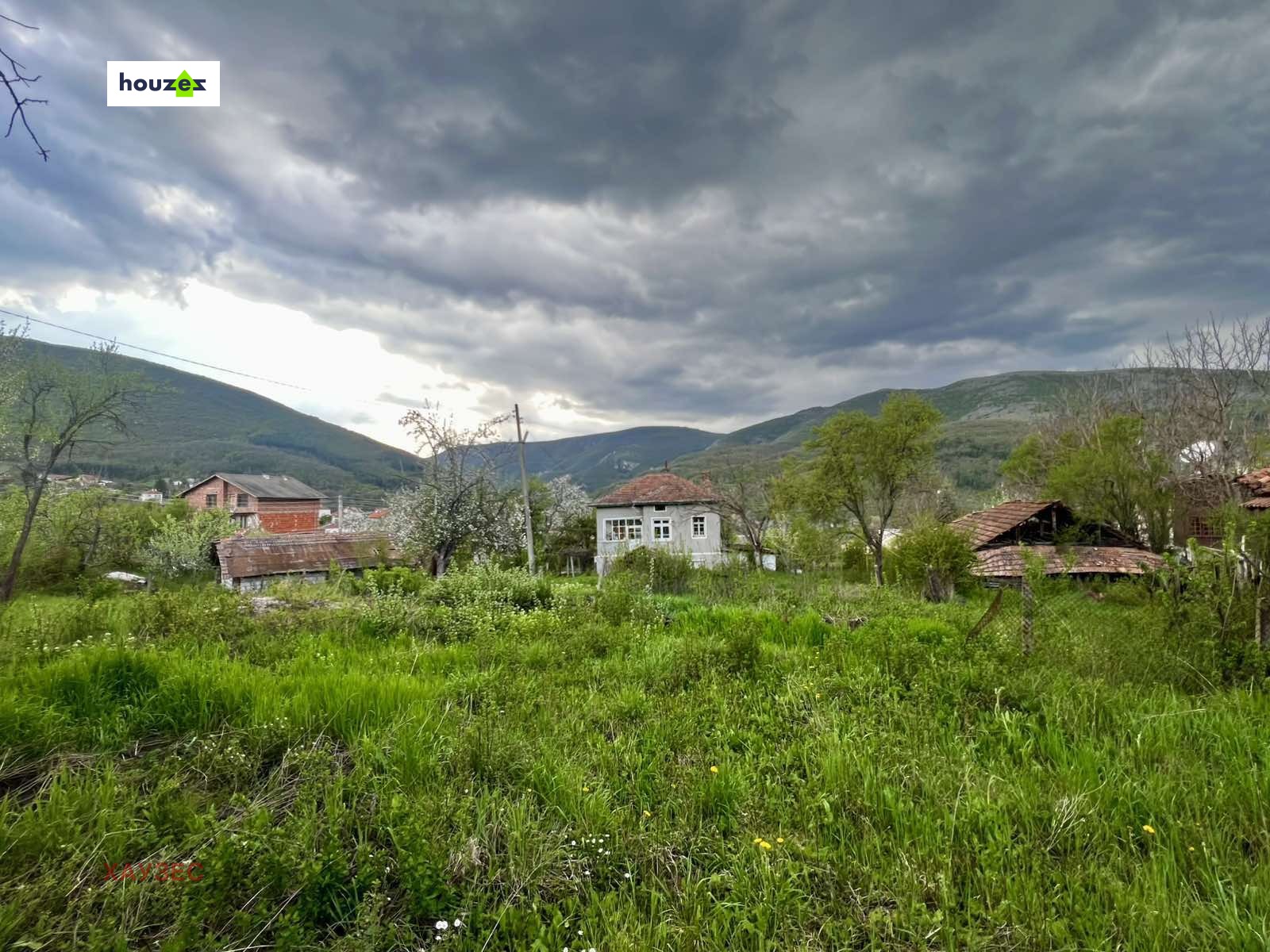 Селска земя с планински вид и къщи