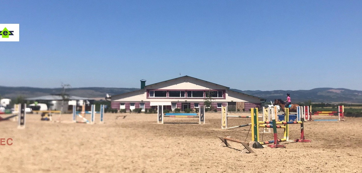 Конна база с открит манеж и препятствия