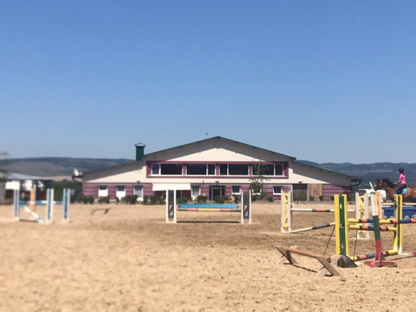 Конна база с открит манеж и препятствия