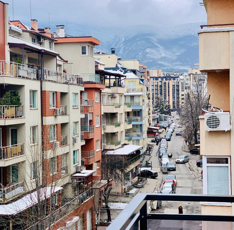 tristaen-apartament-120-kvm-pod-naem-sofiya-borovo-obzaveden-parkomyasto-16 Тристаен апартамент 120 кв.м. под Наем в София Борово | Обзаведен с Паркомясто